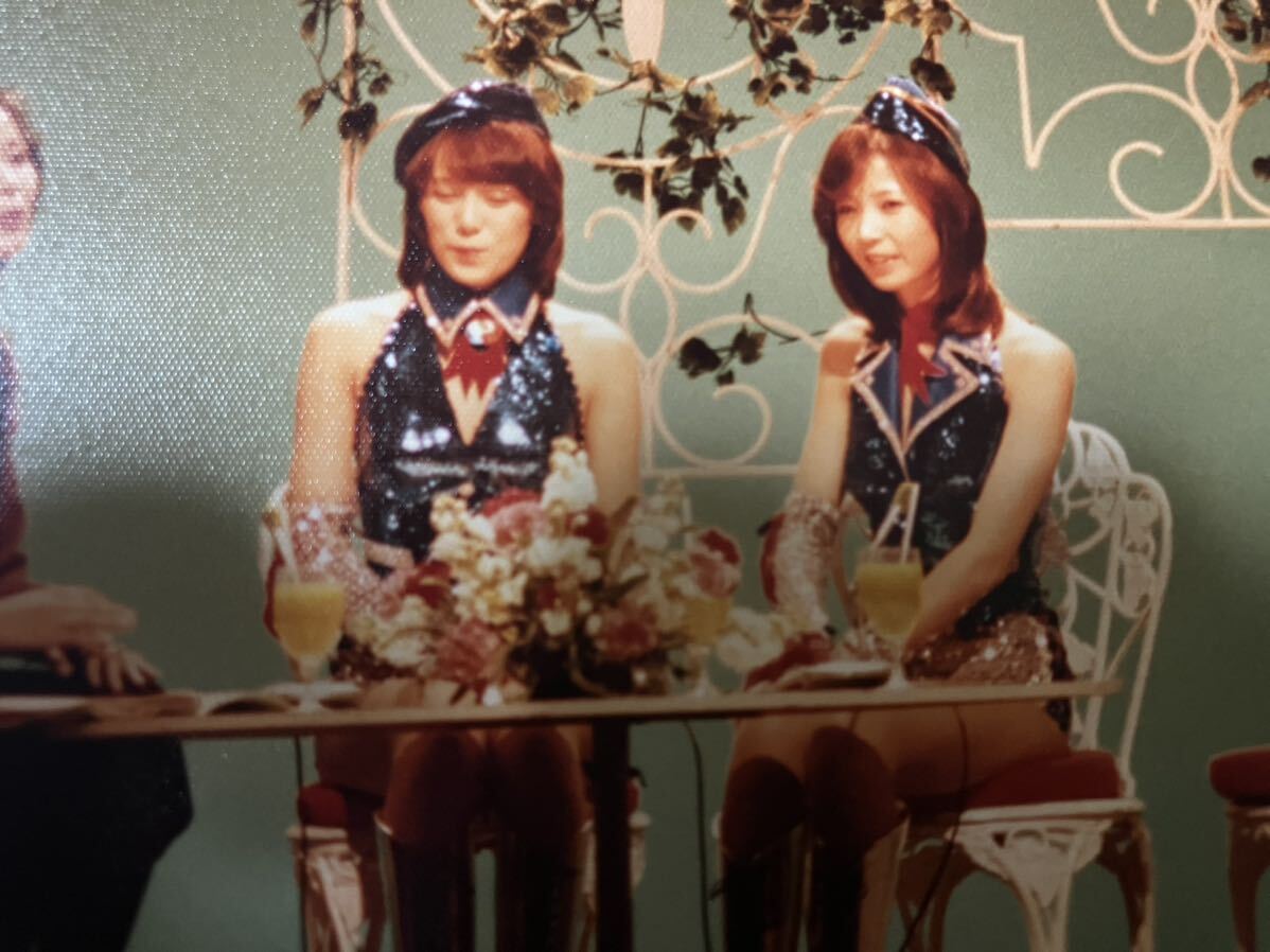【レア】ピンクレディー 写真(当時物) 青ラメ スタジオ 昭和タレント 70年代アイドルの画像1