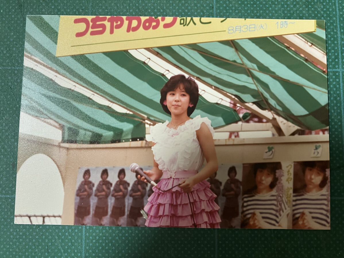 【レア】つちやかおり　写真(当時物) ピンクミニスカ　　野外イベント　80年代アイドル_画像2