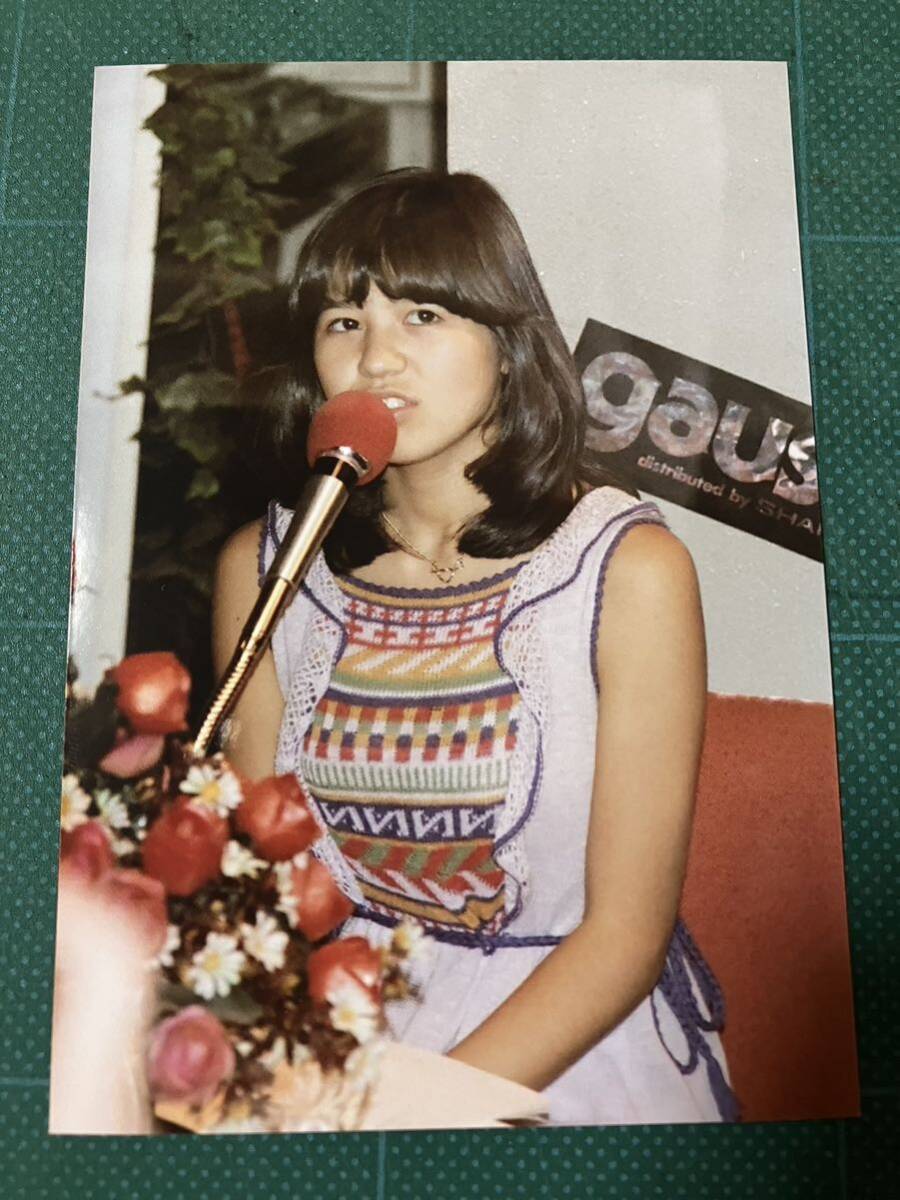 【レア】石野真子 写真 ノースリーブ 薔薇 昭和タレント 70年代アイドルの画像1