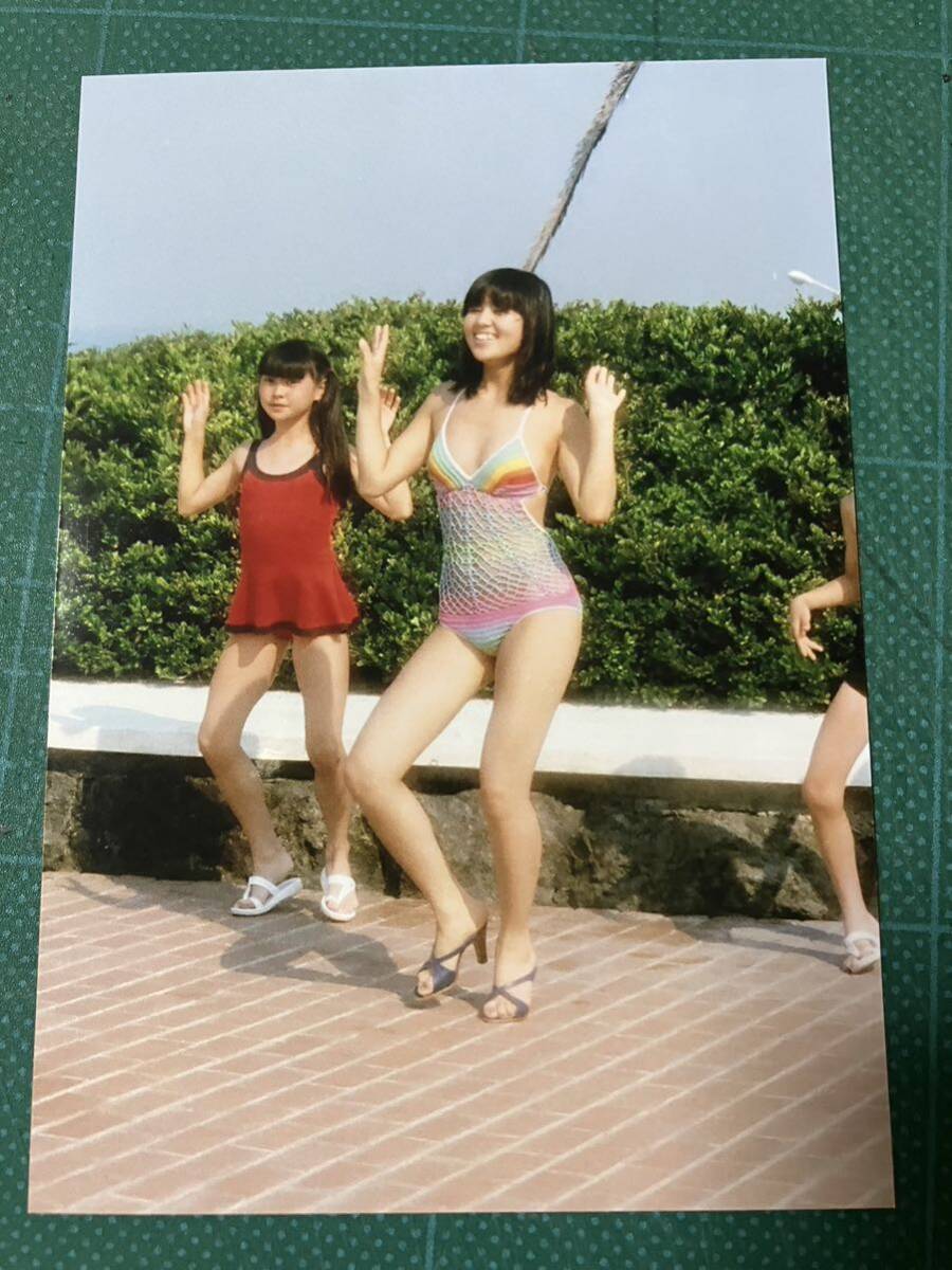 【レア】石野真子 写真 虹水着 はしたなさ 昭和タレント 70年代アイドルの画像2