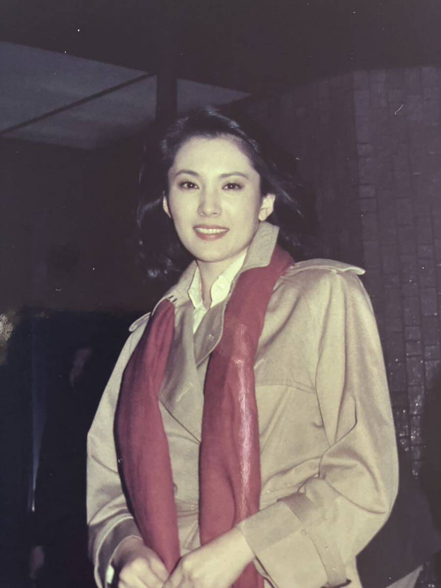 【激レア】松坂慶子　写真　コート　エンジマフラー　オーラ　昭和女優　昭和タレント_画像1