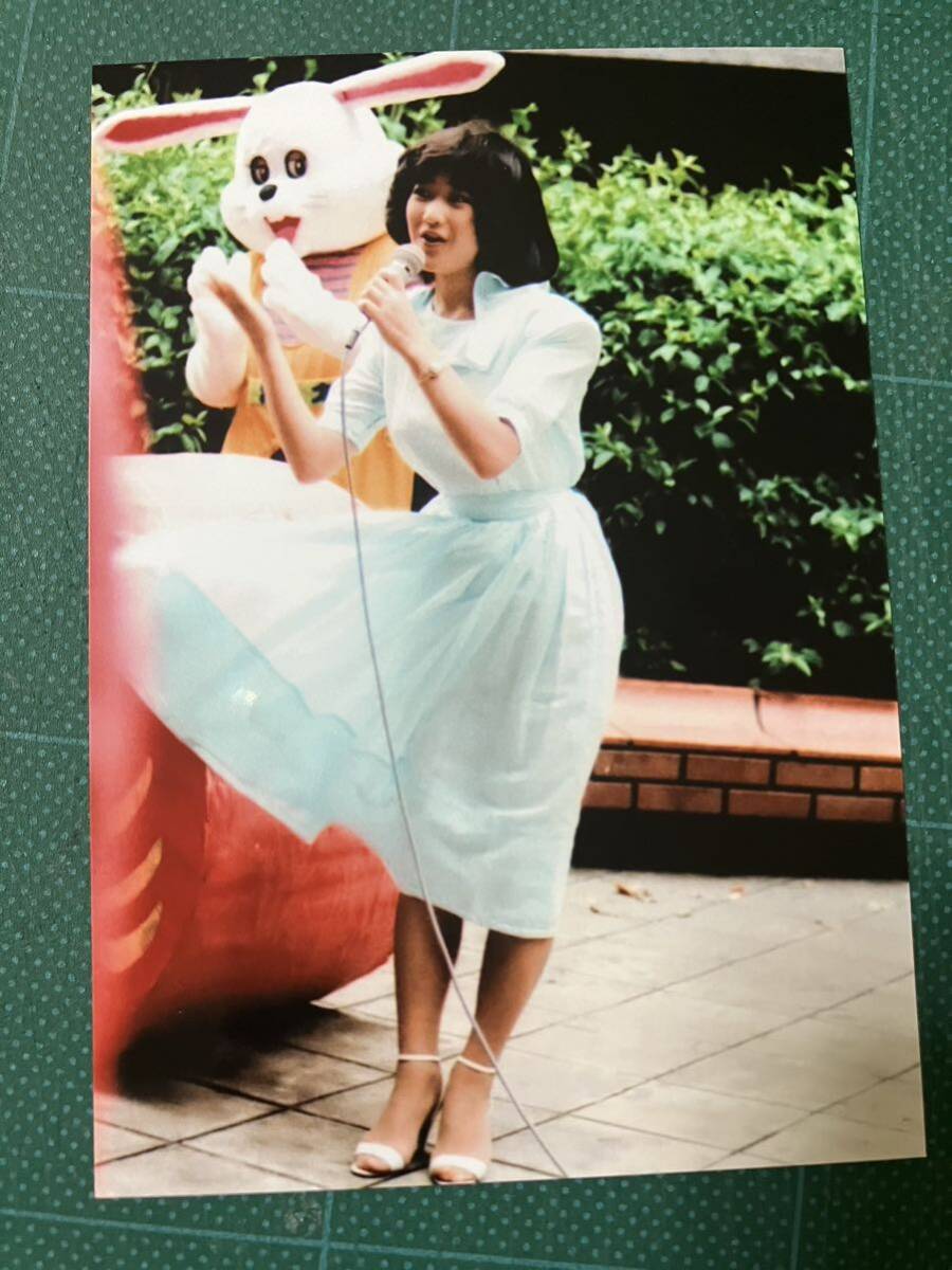 [ rare ] Okada Yukiko photograph light mint manner. mischief Showa era star 70 period idol 