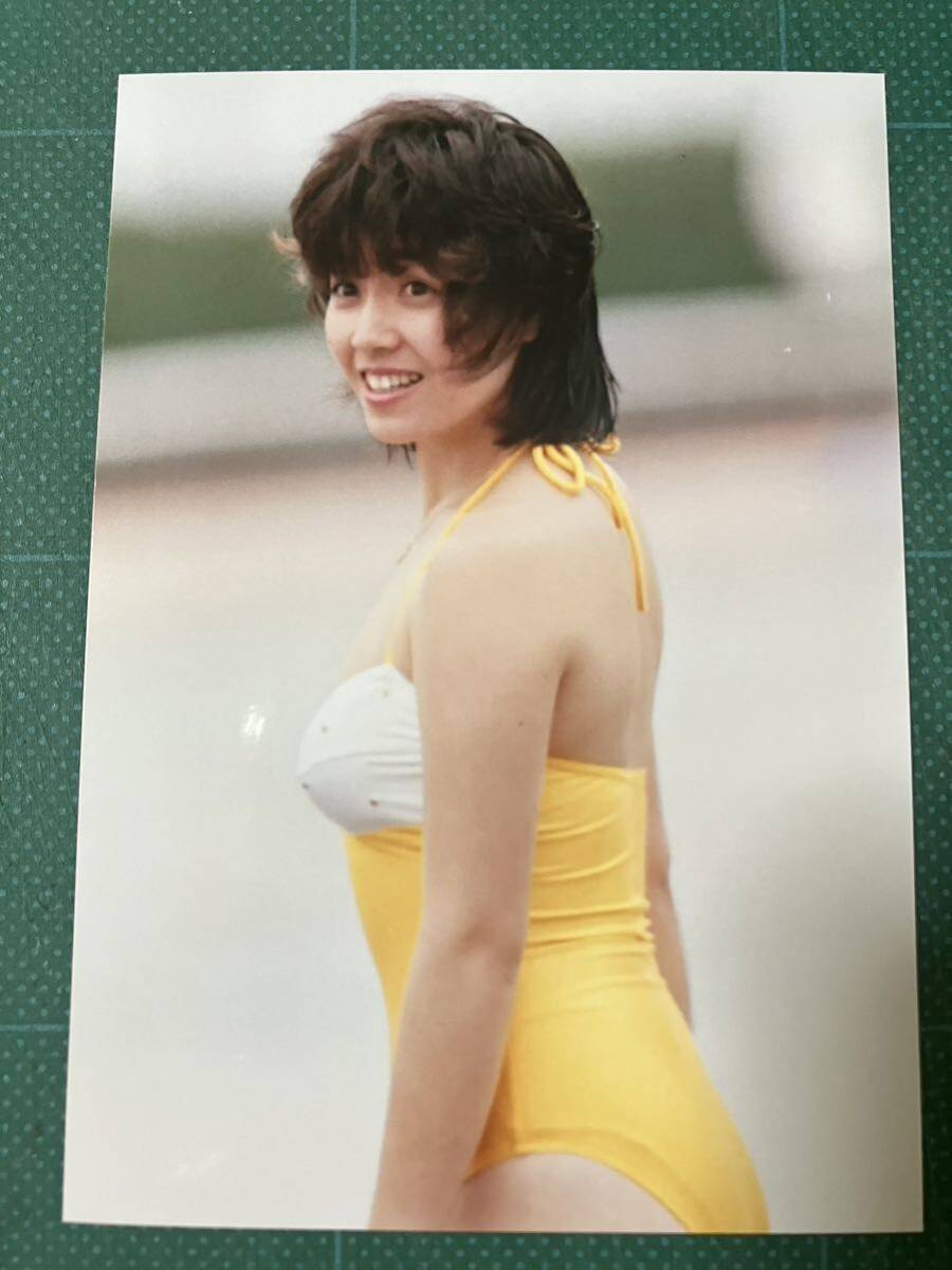 【レア】柏原芳恵　写真　黄水着　背中と膨らみ　昭和タレント　80年代アイドル _画像1