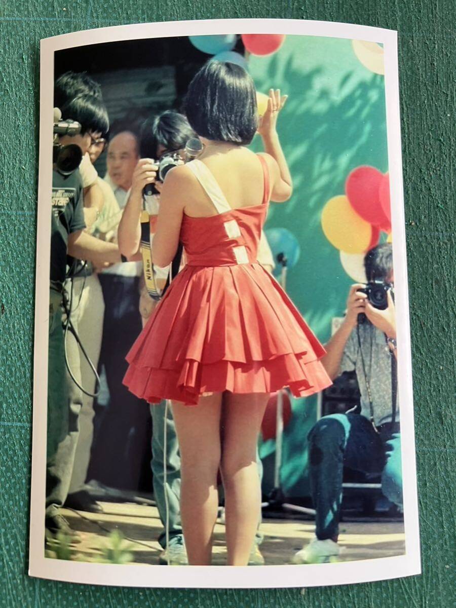 Yahoo!オークション - 【レア】岡田有希子 写真 赤ワンピ Yahoo!オークション - 【レア】岡田有希子 写真 赤ワンピ