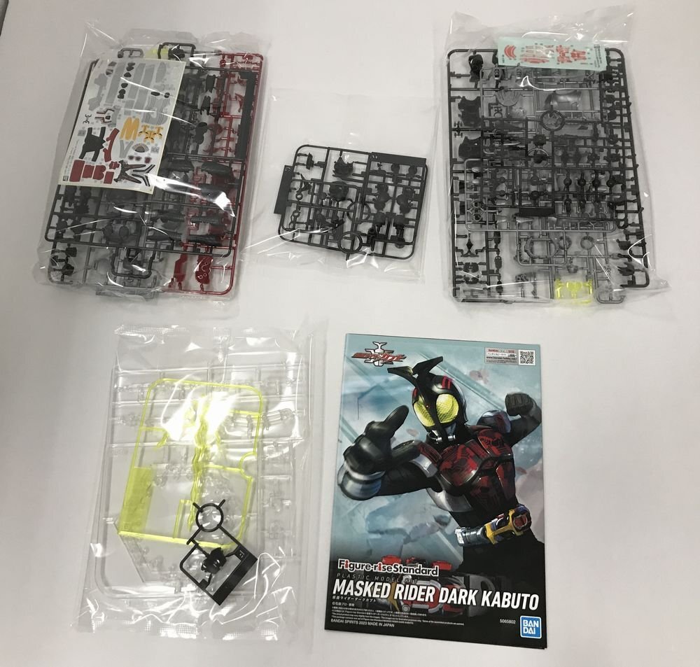 Wd331★BANDAI SPIRITS Figure-rise Standard 仮面ライダーダークカブト 「仮面ライダーカブト」 プレミアムバンダイ限定 中古 未組立★_画像2