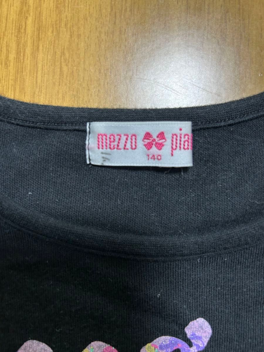 メゾピアノ140半袖Tシャツ2枚セットです。タグ部分に汚れがありますが問題なく着用できます。