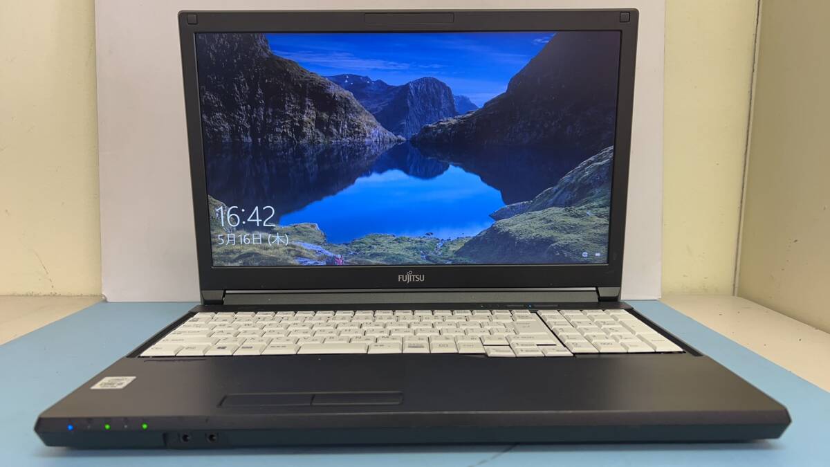 中古ノートパソコン★Windows10★Fujitsu Core i5-10310U/@2.21GHz/8GB/SSD 256GB/15インチ以上★c_画像1