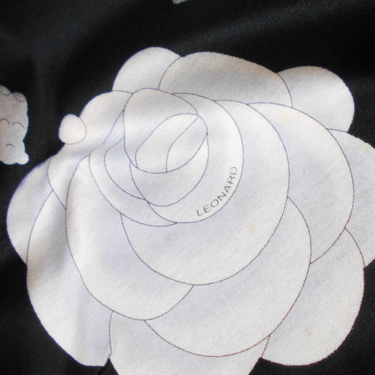 775897 LEONARD レオナール 黒×白 花柄 半袖 カットソー トップス 44【クリックポスト可】_画像7