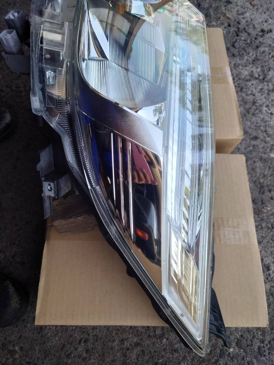 ノア エスクァイア ZRR80 前期 純正 ヘッドライト 左 LED ICHIKOH 28-227 81150-28720_画像3