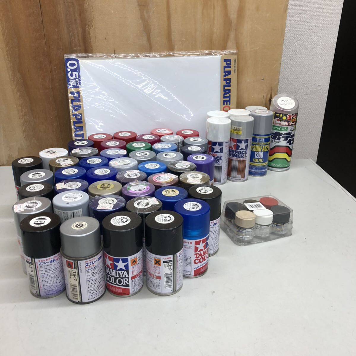 スプレー塗料 など 大量 まとめて 一部未開封 長期保管品 ジャンク タミヤカラー プライマー サーフェイサー ボディペイント プラ板 の画像3