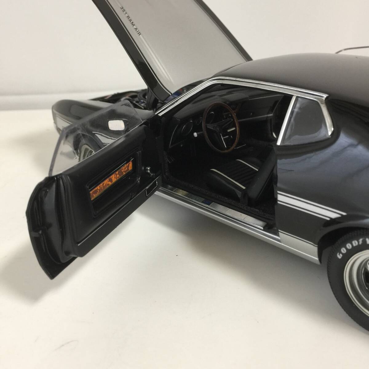 1/18 オートアートミレニアム フォード ムスタング マッハ1 黒 ブラック  AUTO art MILLENNIUM Ford Mustang Mach I black 1971 1:18の画像10