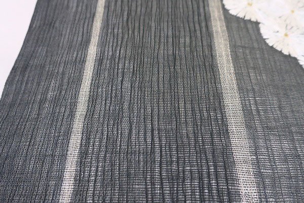 【送料無料】未使用品 名古屋帯 夏帯 紗 グレー 花文 刺繍 縦縞 長さ3ｍ82㎝ お洒落 正絹 仕立て上がり m-6013_画像3