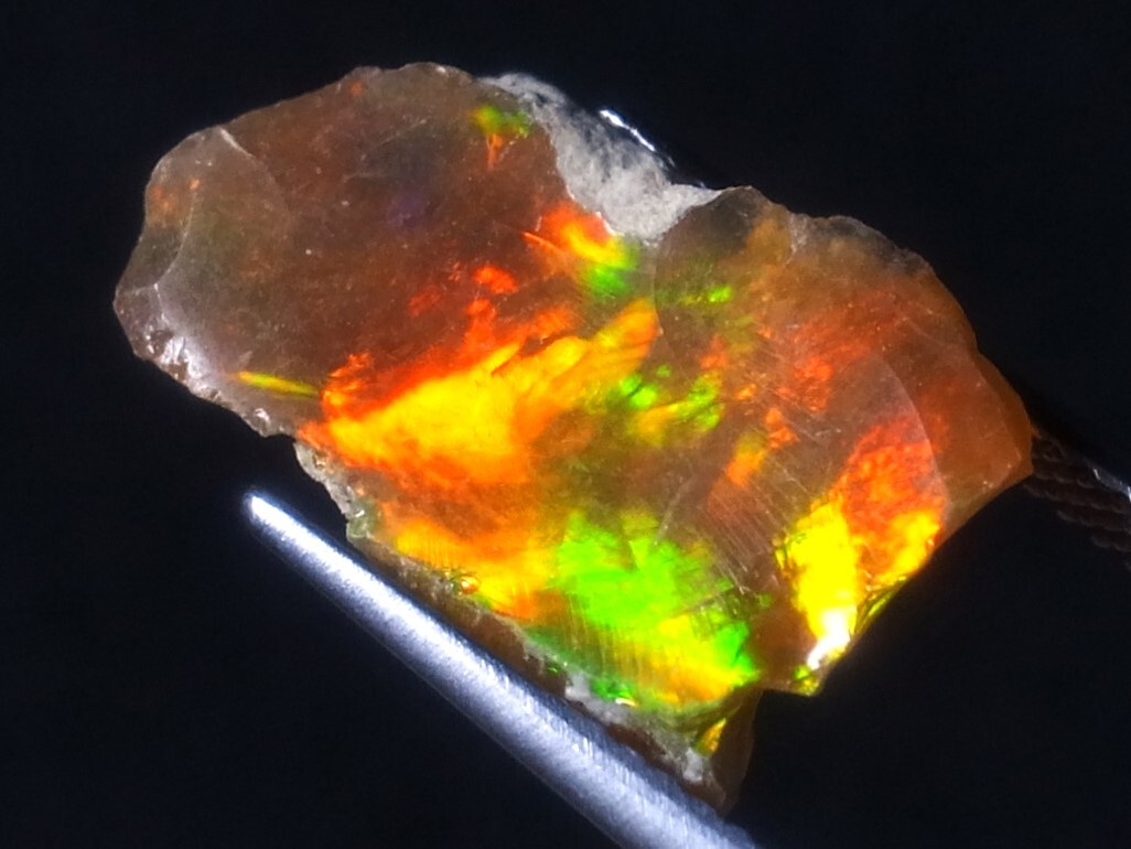 4.90ct b 新品・ハニカム天然オレンジオパール母岩付き原石 エチオピア産_ハニカムなので輝き強いギラギラの遊色です