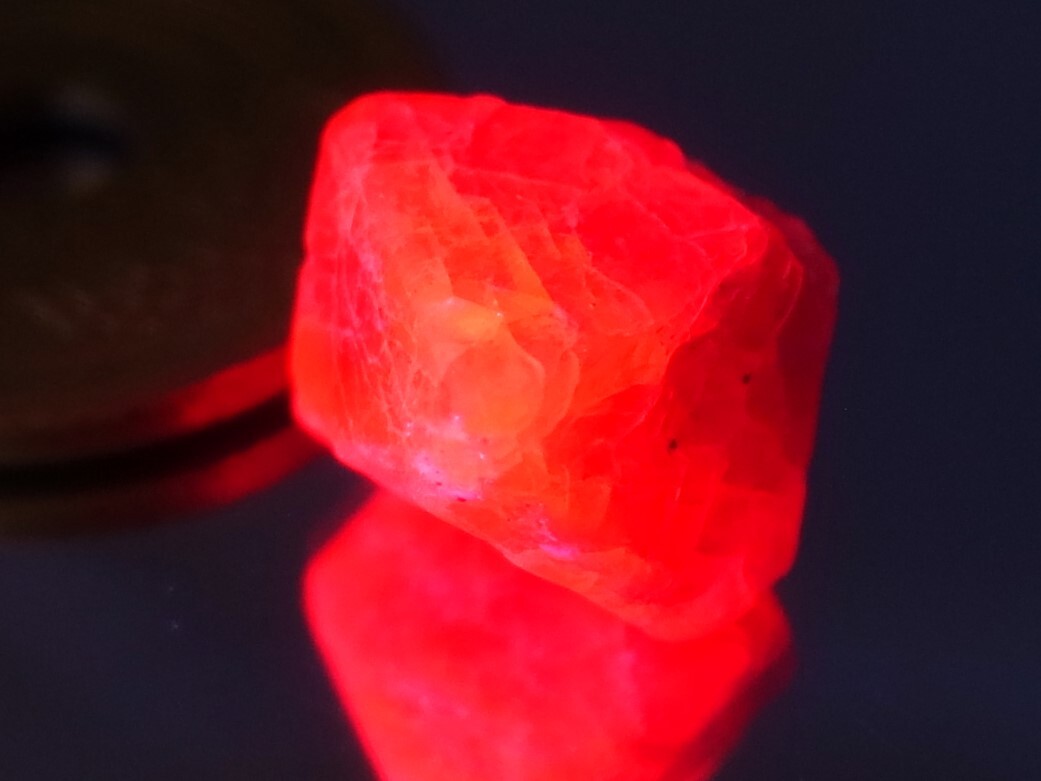 11.81ct 新品・大粒サイズ・天然レッドピンクスピネル原石 ミャンマー産 ブラックライトで真っ赤に変色します。_ブラックライトで真っ赤に変色します。