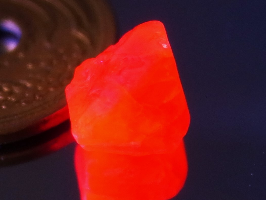 5.07ct 天然オレンジレッドスピネル原石 ミャンマー産 ブラックライトで真っ赤に変色します。_ブラックライトで真っ赤に変色します。