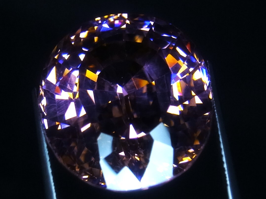 112.35ct 新品・特大サイズ・虹色ファイヤの煌き・キュービックジルコニア・人工模造石_ LEDライト使用で虹色ファイヤの煌き