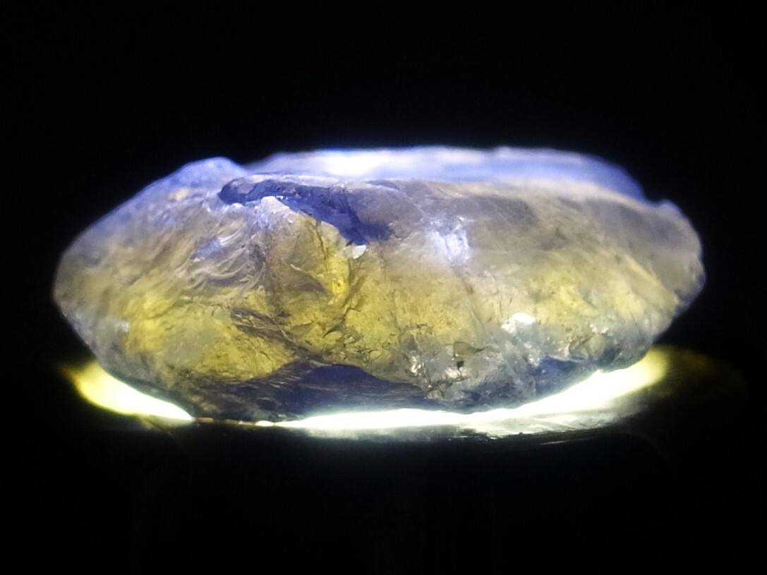 20.73ct 新品・鮮明な多色性石・非加熱未処理で大粒サイズ・透明感のある上質な宝石品質・天然アイオライト（菫青石）原石 マダガスカル産_イエローに見えます。