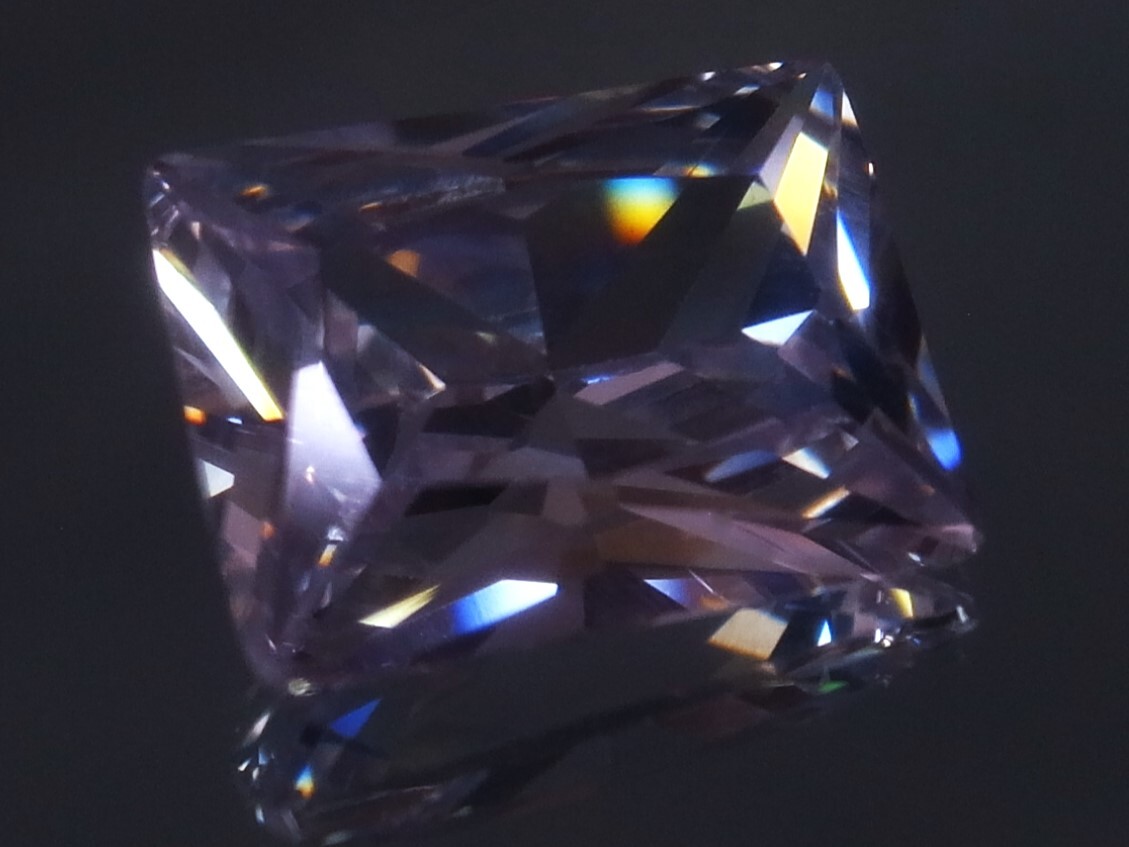 18.61ct 15ｘ11㎜up バケットプリンセスカット・特大キュービックジルコニア 人の手が一切触れていない完全未使用新品_リングライトで虹色ファイヤが確認できます