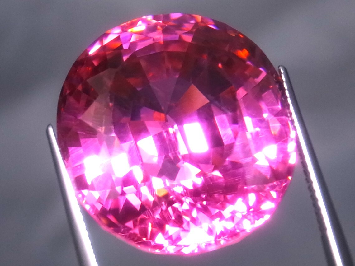 112.35ct 新品・特大サイズ・虹色ファイヤの煌き・キュービックジルコニア・人工模造石_超ギラギラのテリです