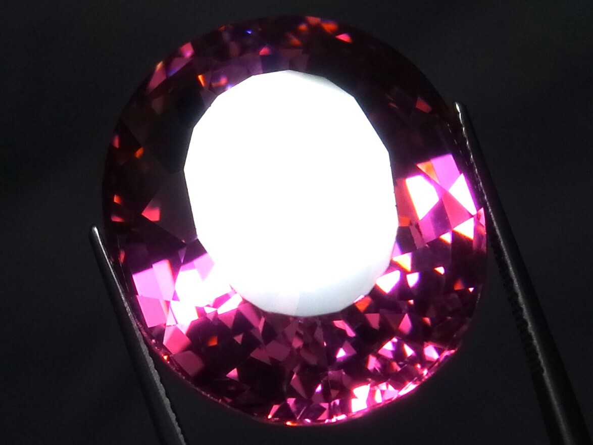 112.35ct 新品・特大サイズ・虹色ファイヤの煌き・キュービックジルコニア・人工模造石_超ギラギラのテリです
