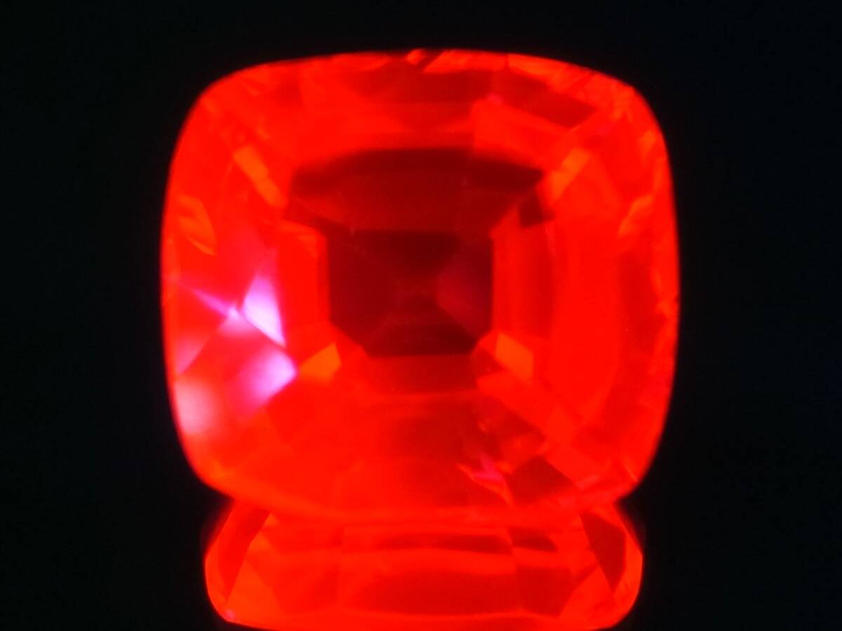11.93ct 新品・ルベライトトルマリンカラー 真っ赤に変色効果有・合成コランダム _ブラックライトでヴィヴィッドピンク発色