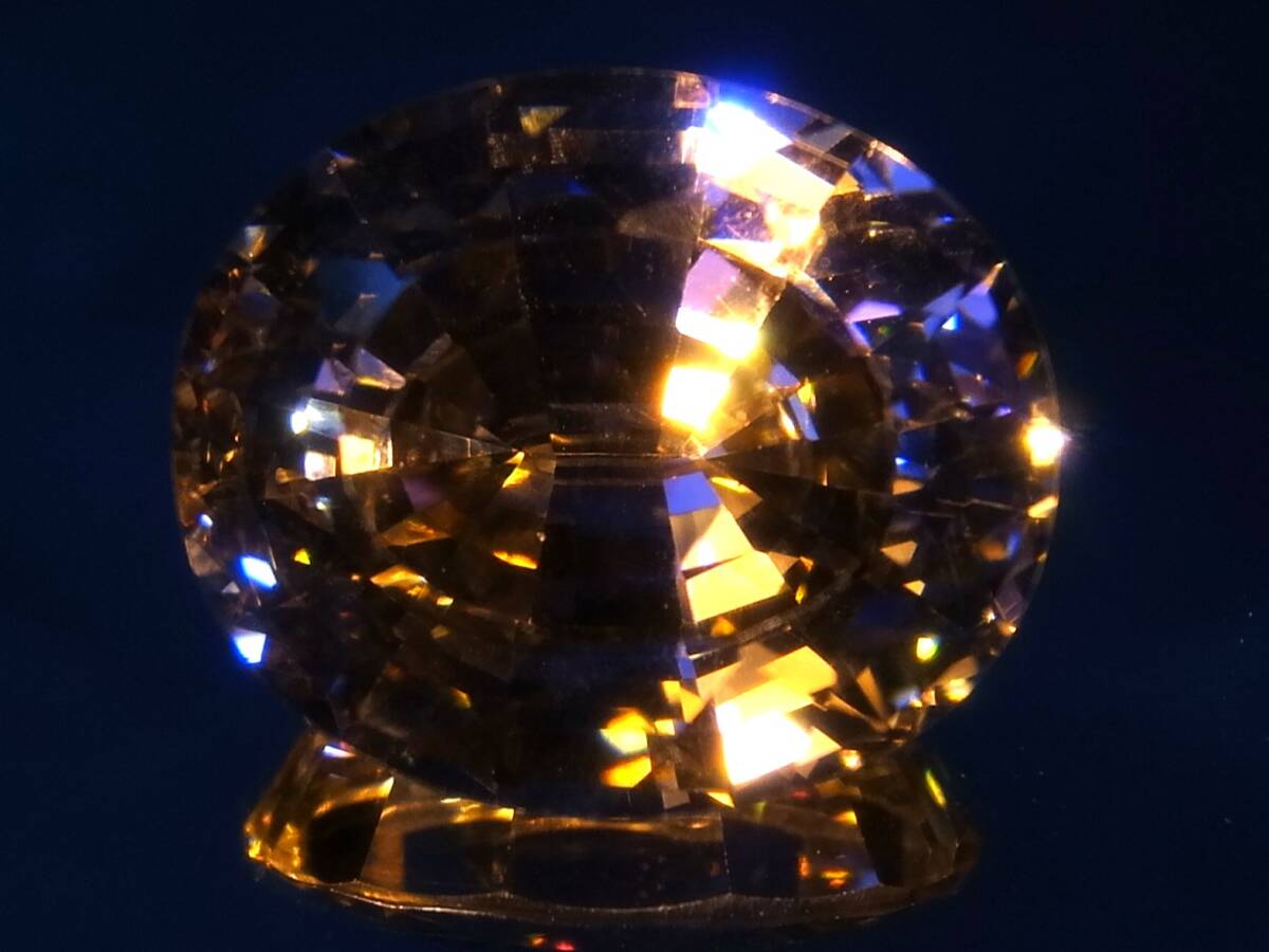 112.35ct 新品・特大サイズ・虹色ファイヤの煌き・キュービックジルコニア・人工模造石_白熱灯下で撮影しています。