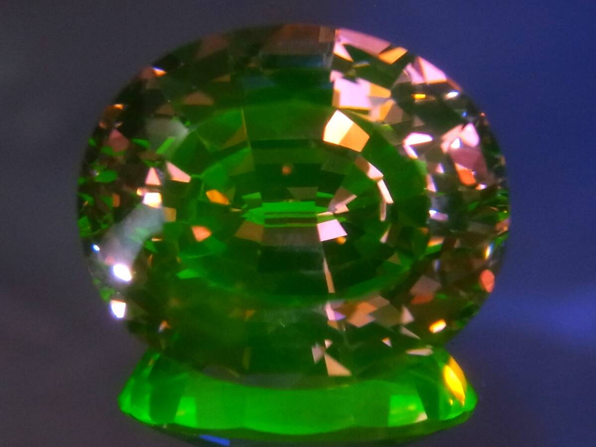112.35ct 新品・特大サイズ・虹色ファイヤの煌き・キュービックジルコニア・人工模造石_ブラックライトでグリーンに変色。