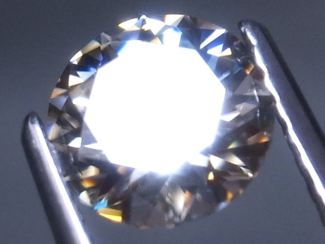 0.93ct b 新品・希少石・地球上で天然ダイアモンドの次に硬い石　モース硬度9.5 合成モアッサナイト_画像6