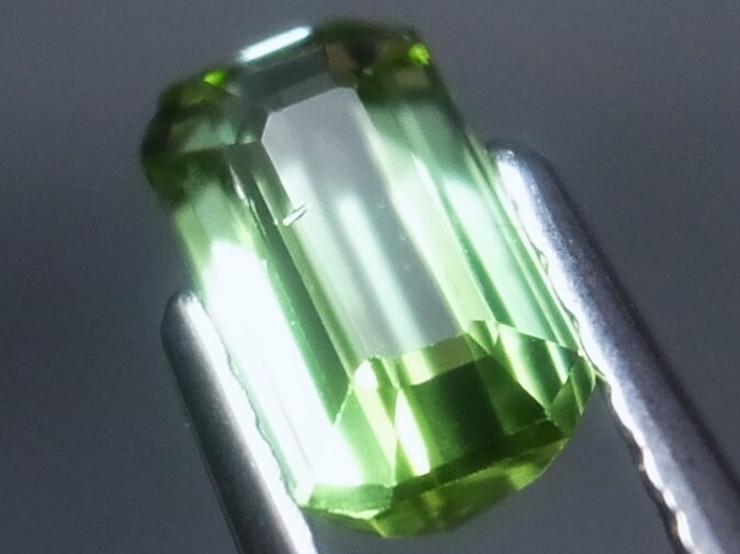 0.71ct 新品・天然グリーントルマリン角カット石 ブラジル産_テリ凄いです。