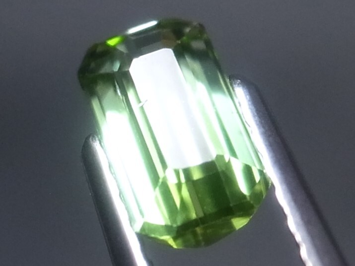 0.71ct 新品・天然グリーントルマリン角カット石 ブラジル産_テリ凄いです。