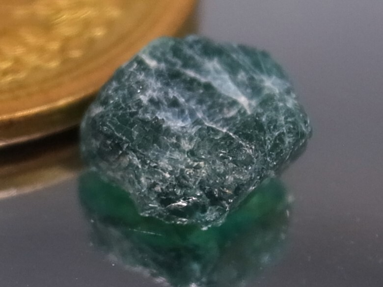 1.63ct 新品・透明感のある高品質な天然グランディディエライト原石 マダガスカル産_画像2