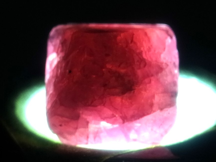 11.81ct 新品・大粒サイズ・天然レッドピンクスピネル原石 ミャンマー産 ブラックライトで真っ赤に変色します。_画像4