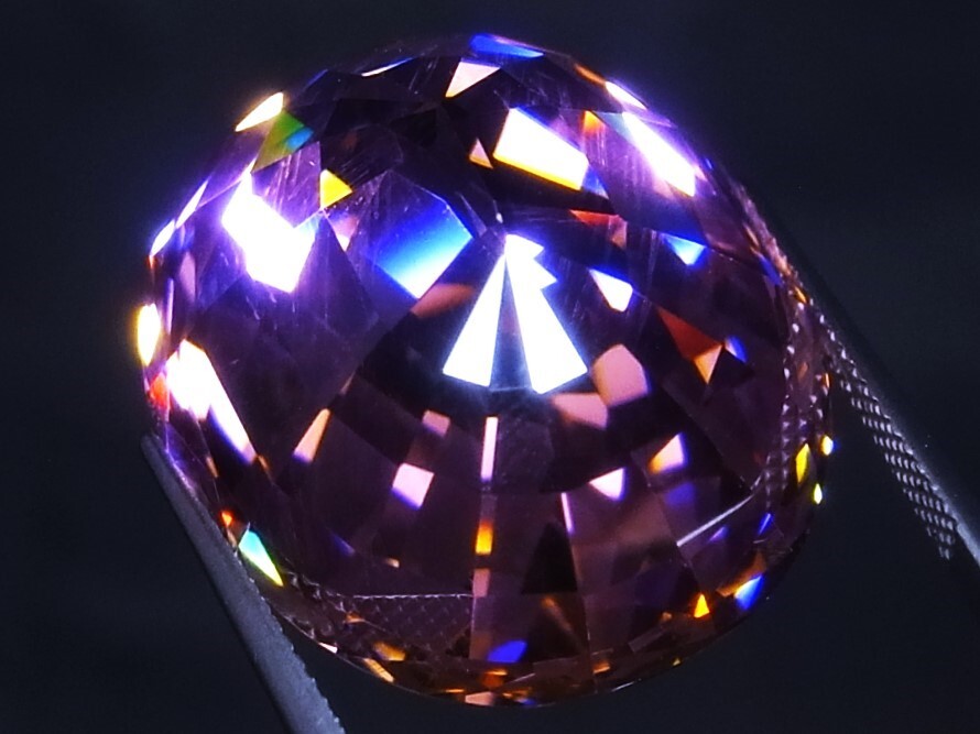 112.35ct 新品・特大サイズ・虹色ファイヤの煌き・キュービックジルコニア・人工模造石_裏面もLEDライトで虹色ファイヤの煌
