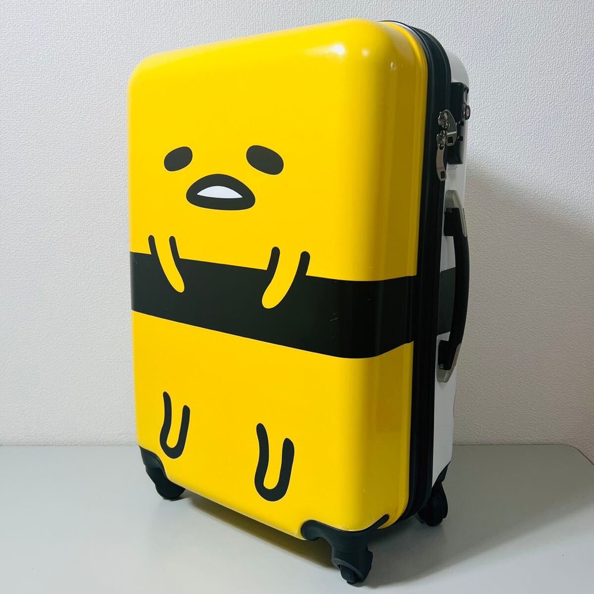 サンリオ ぐでたま キャリーケース キャリーバッグ 31L 旅行 鞄 サンリオ ぐでたま キャリーケース キャリーバッグ 31L 旅行 鞄