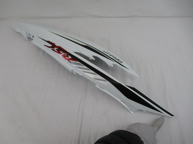 【B級品】ベトナムHONDA WAVE RSX Fi 110 テールカバー左[車体色パールホワイト：NHB55] #64650-K90-VE0ZC 純正 新品_画像3