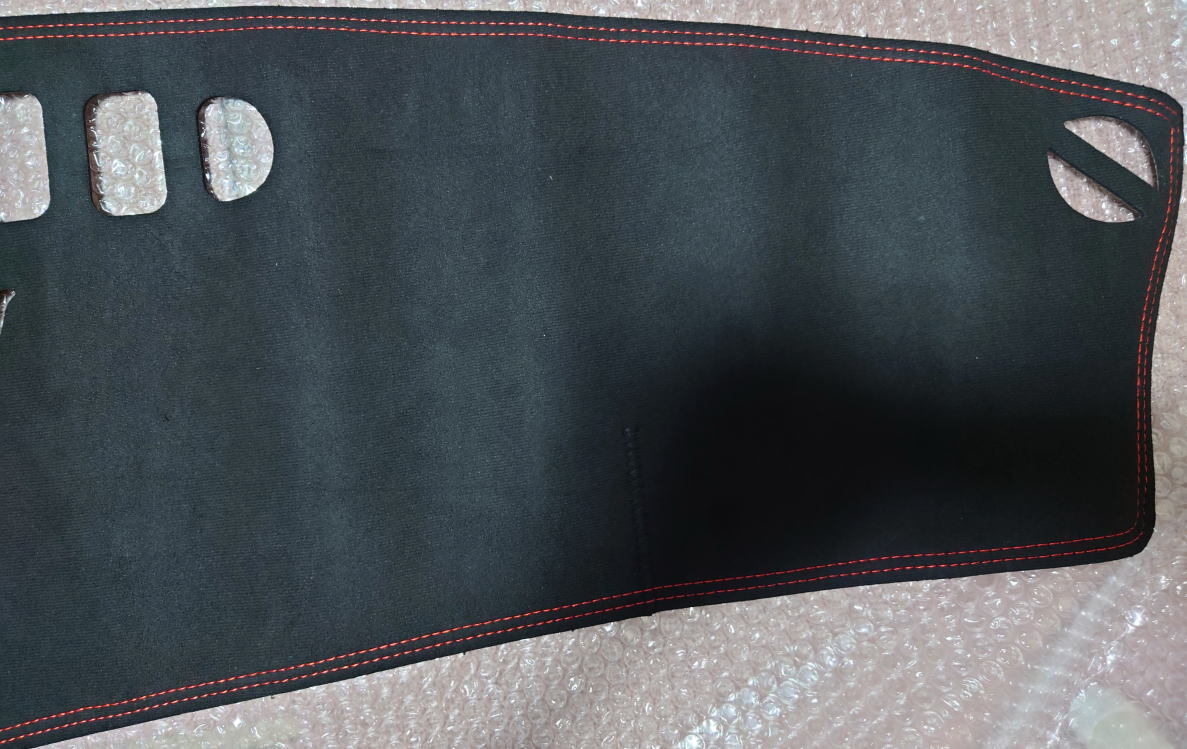 [1点のみ]アルファロメオ 新型ジュリア(952) 専用 スエード製 ダッシュマット 右ハンドル用 本体色：黒 赤ステッチ