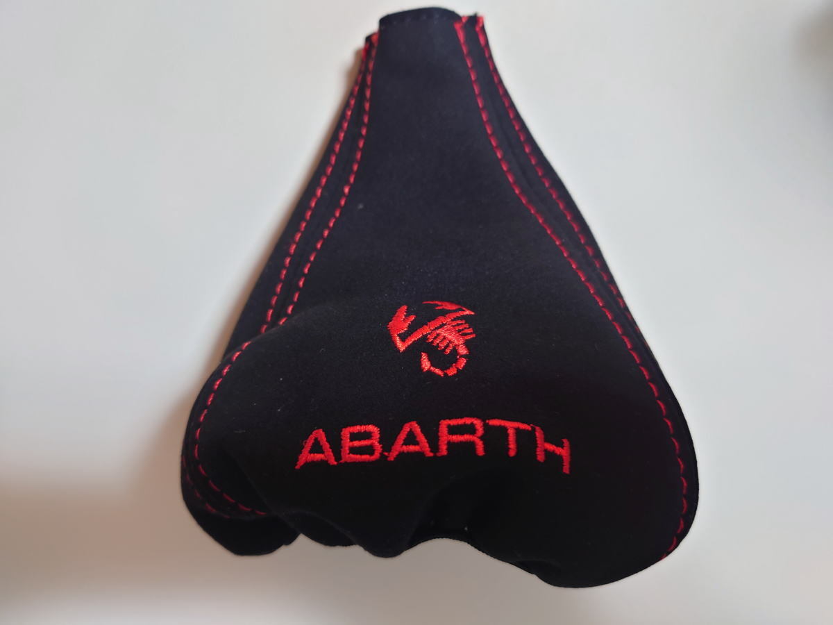 [1点のみ]フィアット アバルト ABARTH レッド刺繍ロゴ入り アルカンターラ製 シフトブーツ 本体：黒 赤ステッチの画像1