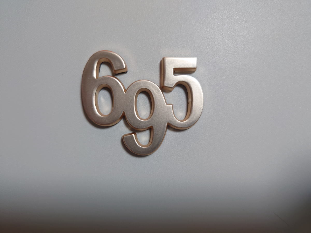 フィアット アバルト ABARTH 向け 純正デザインタイプ 「695」 メタルバッジ 1個 本体色:シャンパンゴールド_画像1