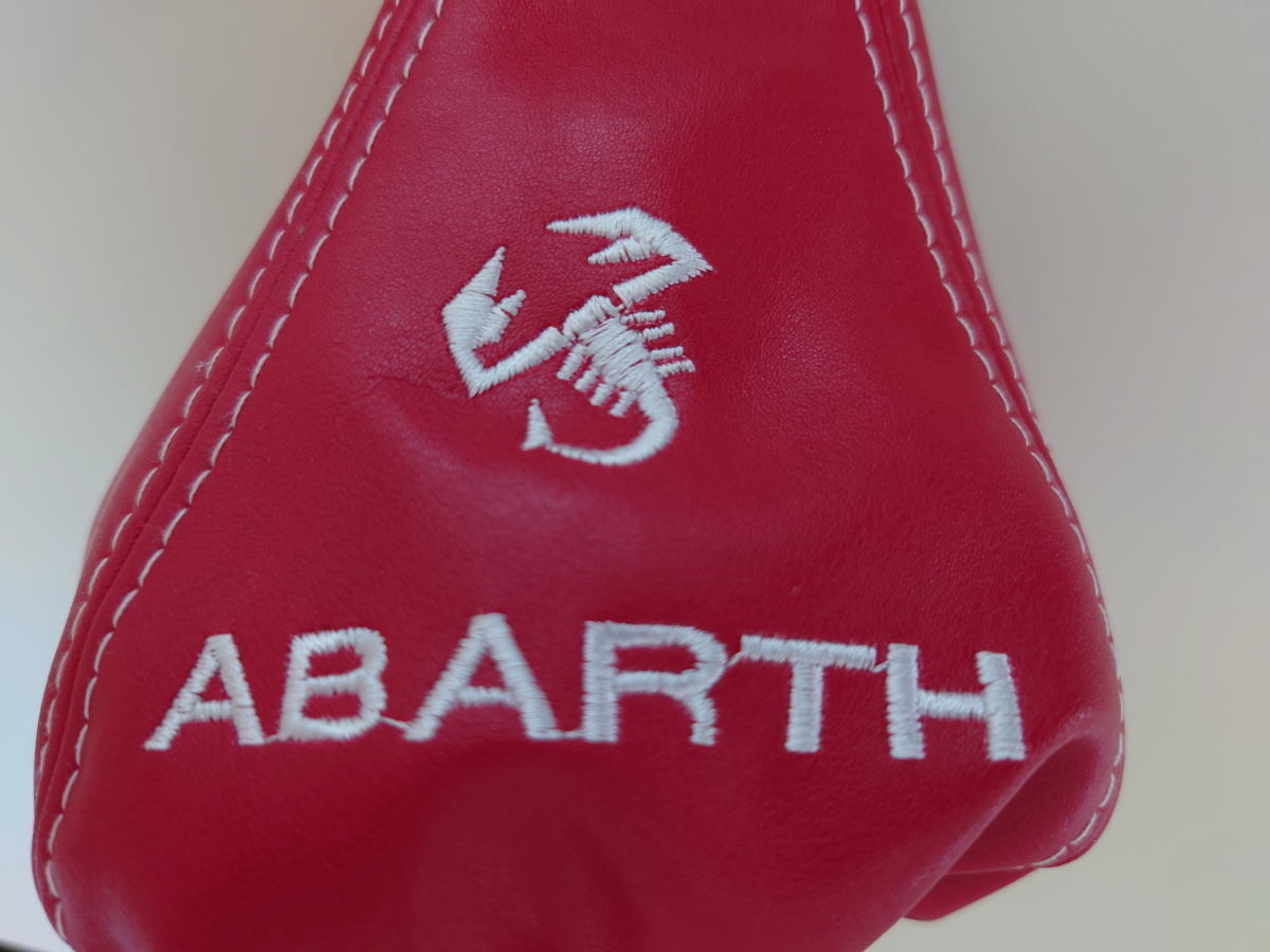 [1点のみ]フィアット アバルト ABARTH ホワイト刺繍ロゴ入り レザーシフトブーツ 本体：赤 白ステッチ_画像2