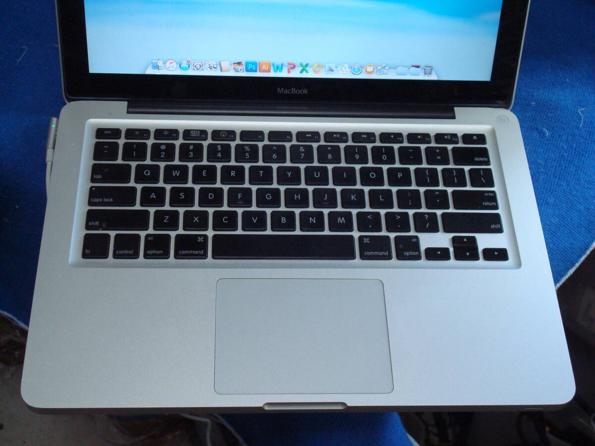 MacBook 13-inch アルミ late 2008 Intel CPU メモリ2GB HDD160GB 完動美品 送料無料_画像3