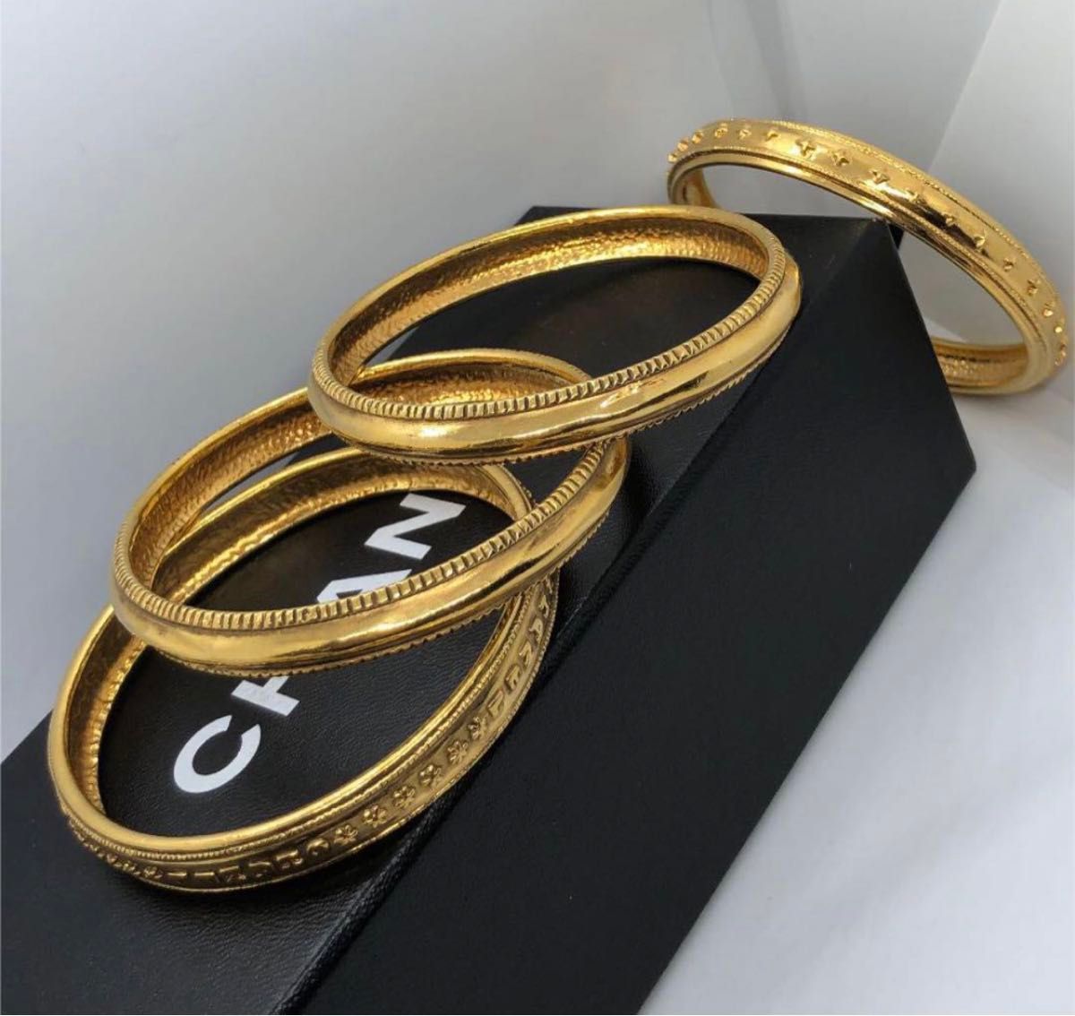 美品 CHANELシャネルバングル 4連 豪華 ゴールド|Yahoo!フリマ 美品 CHANELシャネルバングル 4連 豪華 ゴールド|Yahoo!フリマ