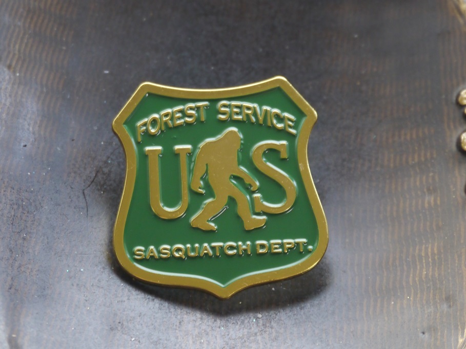 新品　ビックフット　サイン　看板　 ピンズ　ピンバッジ　ピンブローチ　US Forest Service Department of Sasquatch_画像1