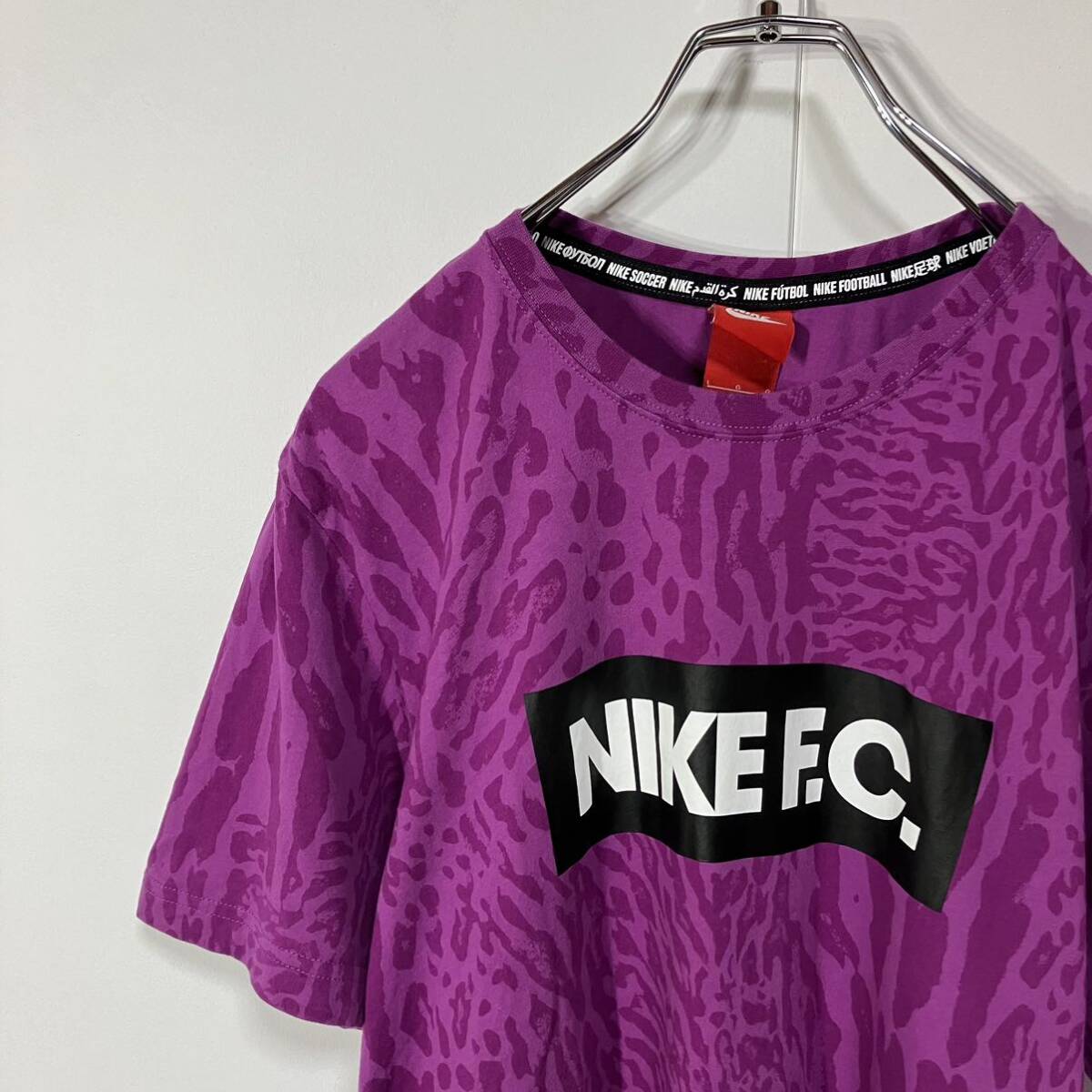 NIKE ナイキ NIKE F.C. ボックス ロゴ プリント アニマル柄 クルーネック 半袖 Tシャツ 古着 パープル L_画像1