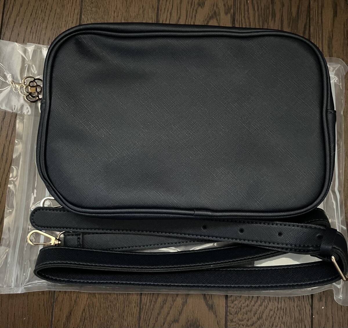 【ローソン・HMV限定】CLATHAS SHOULDER BAG BOOK SPECIAL PACKAGE＋財布の画像4