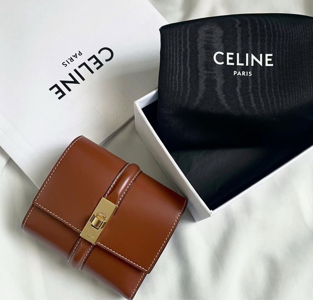 新品未使用 定価以下【新品未使用】CELINE セリーヌ 折りたたみ 新品未使用 定価以下【新品未使用】CELINE セリーヌ 折りたたみ