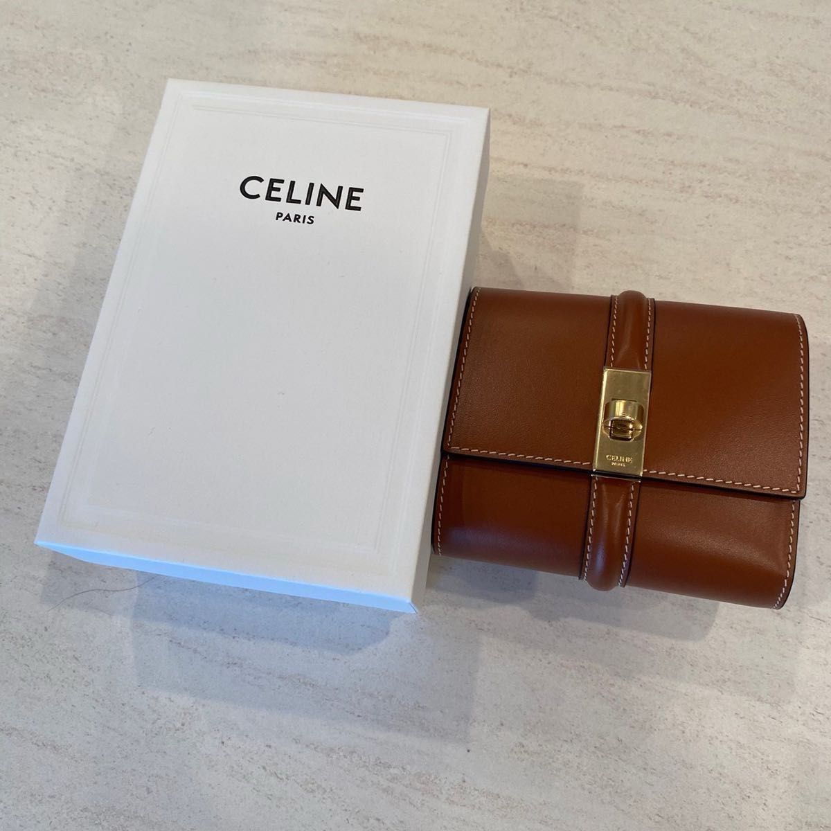 新品未使用 定価以下【新品未使用】CELINE セリーヌ 折りたたみ 新品未使用 定価以下【新品未使用】CELINE セリーヌ 折りたたみ