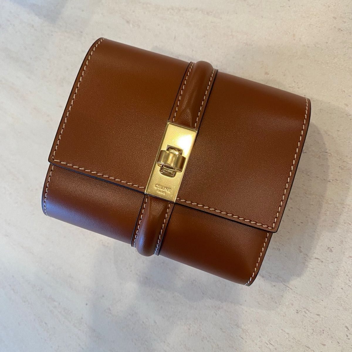 新品未使用 定価以下【新品未使用】CELINE セリーヌ 折りたたみ 新品未使用 定価以下【新品未使用】CELINE セリーヌ 折りたたみ