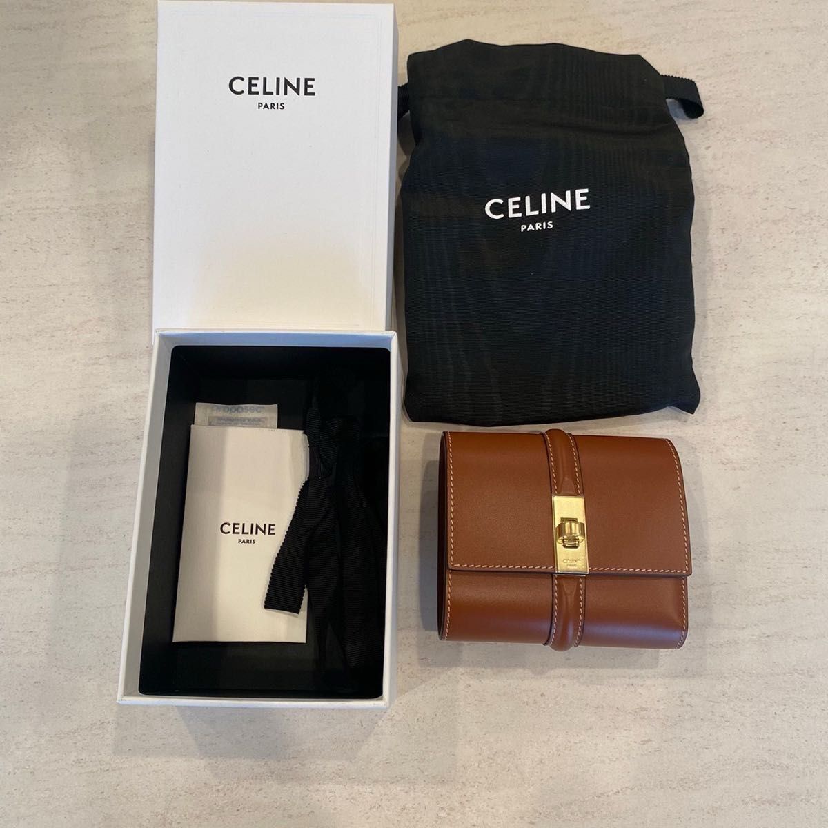 新品未使用 定価以下【新品未使用】CELINE セリーヌ 折りたたみ 新品未使用 定価以下【新品未使用】CELINE セリーヌ 折りたたみ