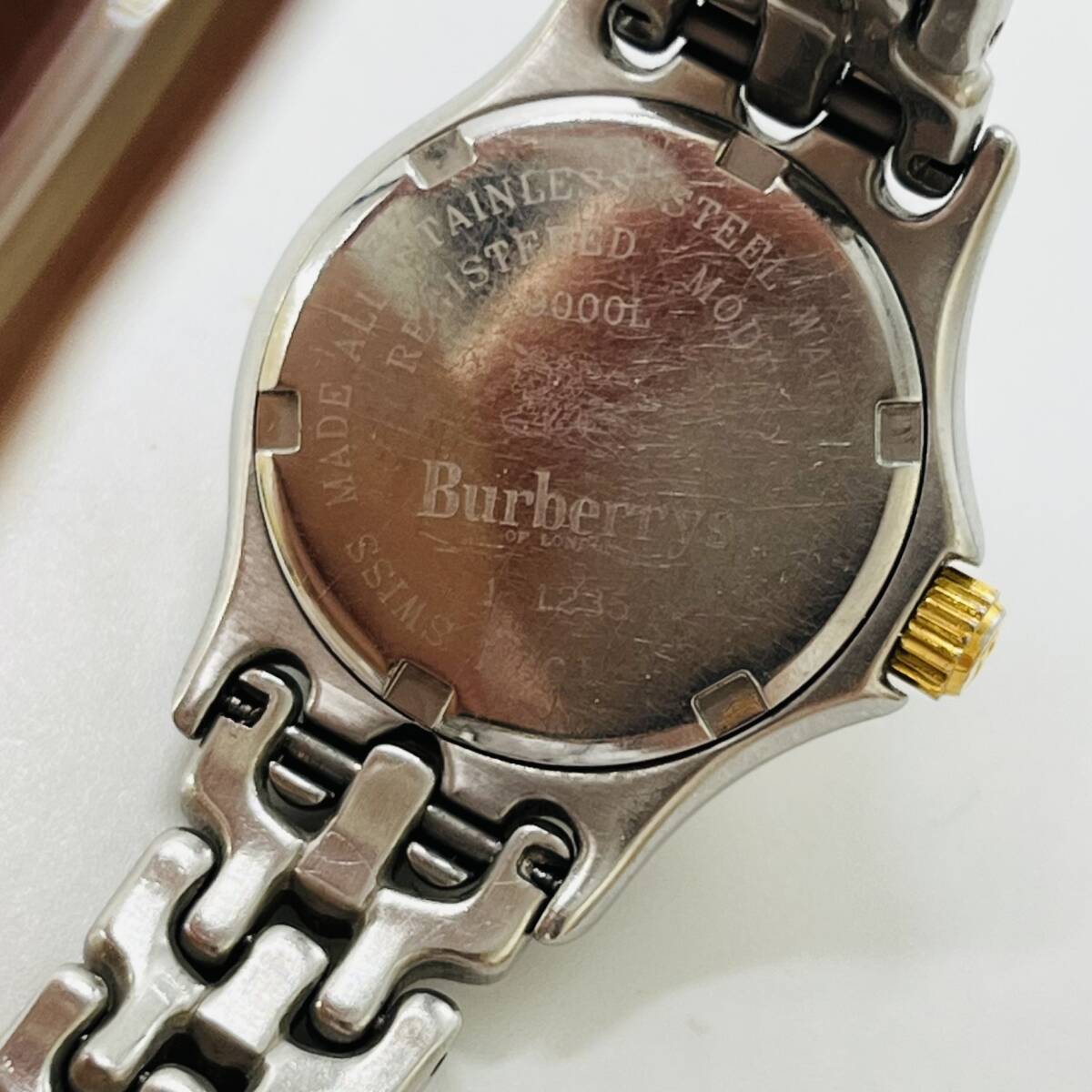 Burberrys バーバリーズ 腕時計 クオーツ デイト 9000L 文字盤ゴールド STAINLESS STEEL ゴールド×シルバー ジャンク 現状品 3842の画像4