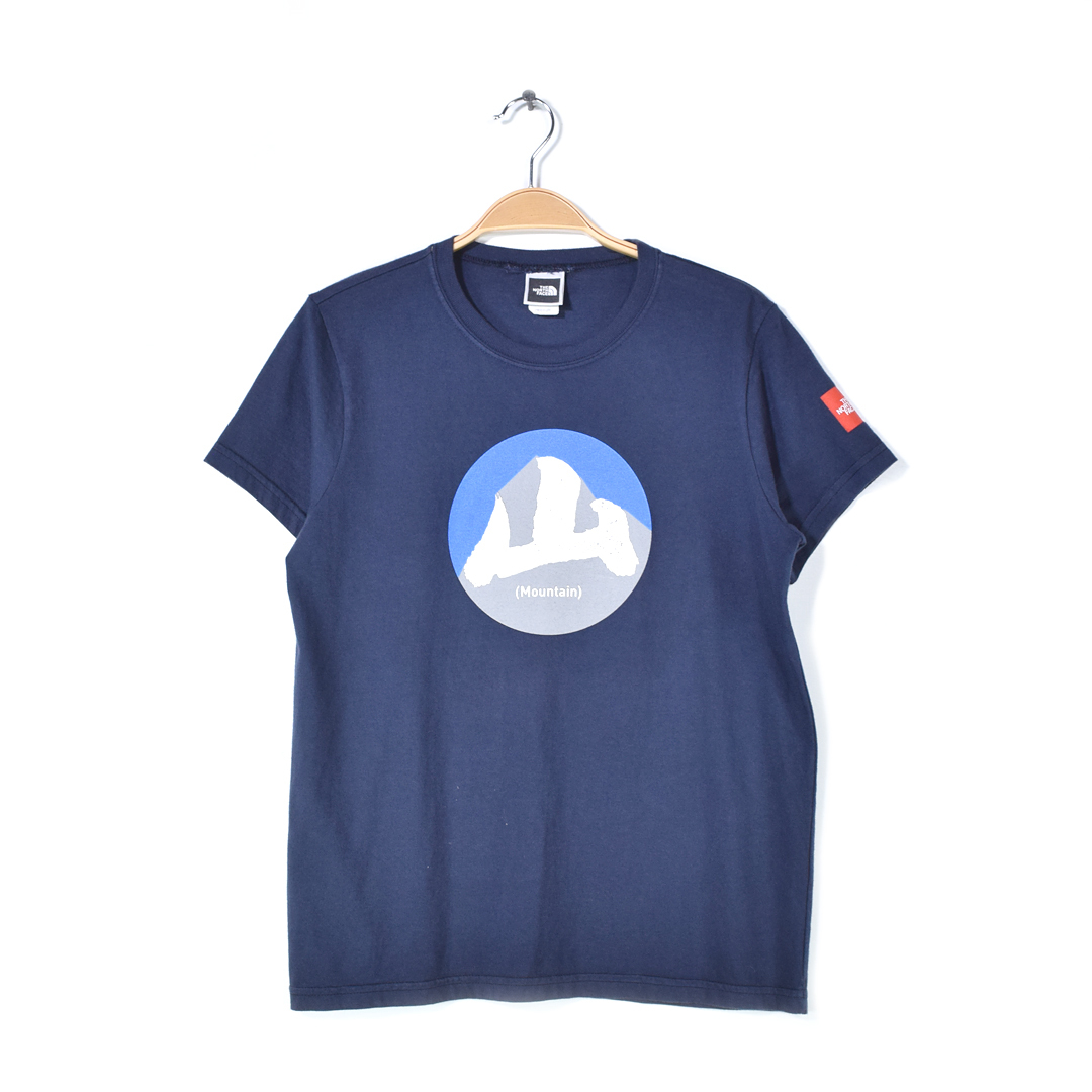 ★ドイツ発*THE NORTH FACE*Mountain Logo ポケットTシャツ/WL★ ノースフェイス Tシャツ 日本語 漢字Tシャツ 山 MOUNTAIN 紺